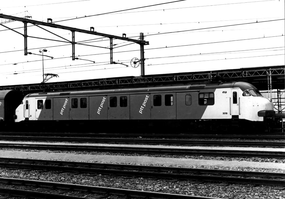 HUA-152069-Afbeelding van het motorpostrijtuig nr. 3016 (plan mP) van de P.T.T. langs het perron van het Expeditieknooppunt van de P.T.T. te Sittard