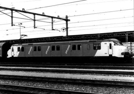 HUA-152069-Afbeelding van het motorpostrijtuig nr. 3016 (plan mP) van de P.T.T. langs het perron van het Expeditieknooppunt van de P.T.T. te Sittard