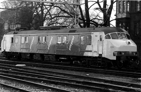 HUA-152067-Afbeelding van het motorpostrijtuig nr. 3004 (Plan mP) van de P.T.T. bij het N.S.-station Haarlem te Haarlem