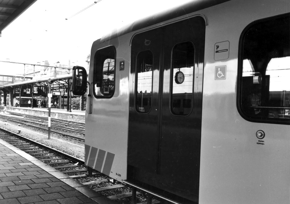 HUA-151213-Afbeelding van een gedeelte van het diesel hydraulische treinstel nr 3211 DH 2 serie 3200 van de NS langs een perron van het NS station Groningen te G