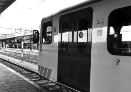 HUA-151213-Afbeelding van een gedeelte van het diesel hydraulische treinstel nr 3211 DH 2 serie 3200 van de NS langs een perron van het NS station Groningen te G