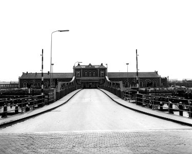 HUA-150538-Gezicht op het N.S.-station Middelburg te Middelburg met op de voorgrond de brug over het Kanaal door Walcheren photo