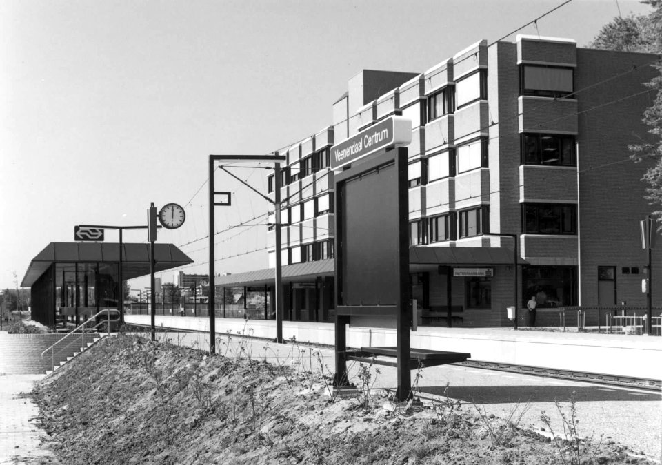 HUA-150753-Gezicht op het N.S.-station Veenendaal Centrum te Veenendaal