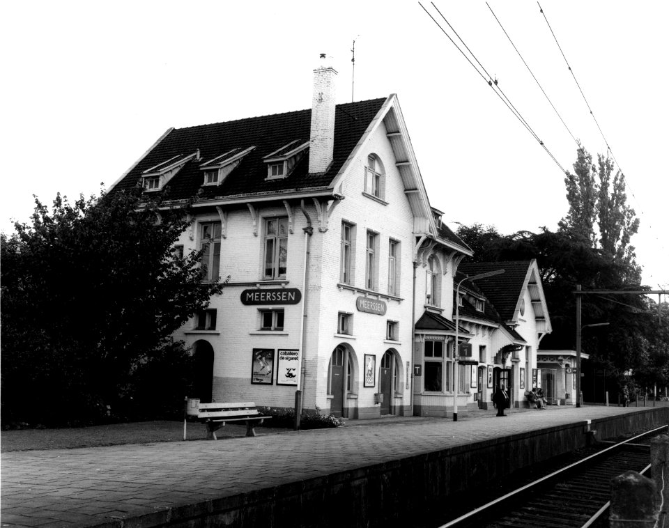 HUA-150530-Gezicht op de perronzijde van het NS station Meerssen te Meerssen