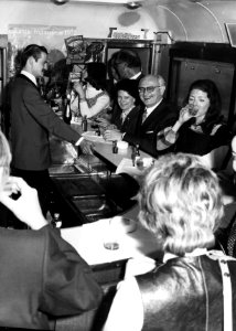 HUA-152254-Afbeelding van passagiers zittend aan de bar in het barrijtuig van de Zonexpres in de Showtrein '72. N.B. De Showtrein '72 was een initiatief van een aantal treintouroperators, zoals Bergland Expres, 