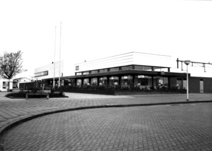 HUA-150699-Gezicht op het gecombineerde gebouw met het postkantoor en N.S.-station Steenwijk te Steenwijk