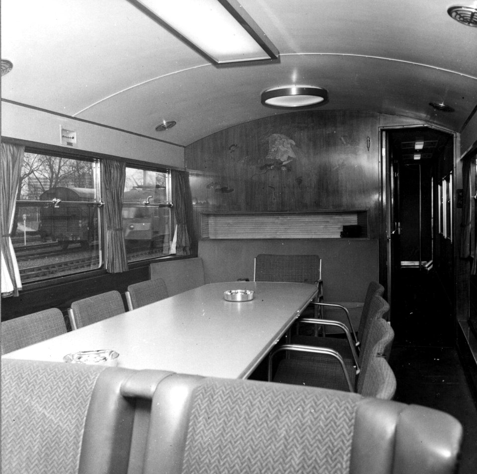 HUA-152338-Interieur van de salon van het directierijtuig NS 20 ("Kameel") van de N.S