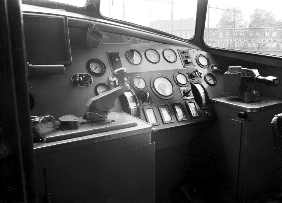 HUA-152302-Afbeelding van de cabine (stuurstand) van het directierijtuig NS 20 ("Kameel") van de N.S. te Utrecht