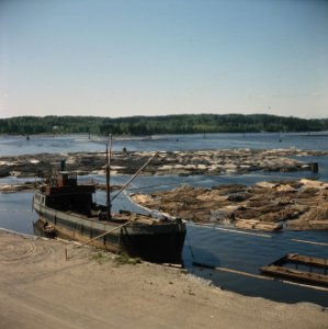 Houtvlotten bij grote papierfabriek Europa bij Imatra, Bestanddeelnr 254-7410