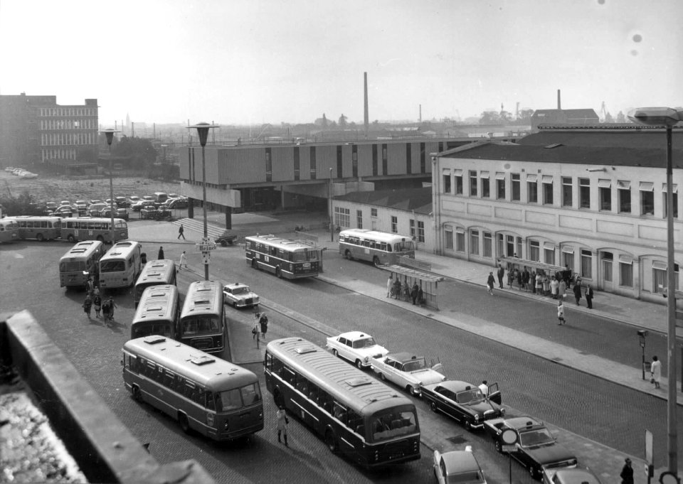 HUA-150740-Gezicht op het busstation en traverse van het N.S.-station Utrecht C.S. te Utrecht