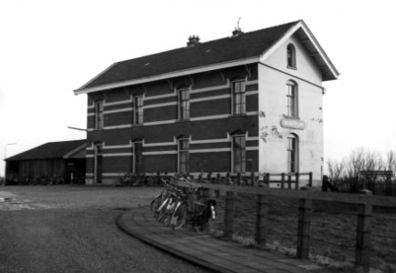 HUA-150813-Gezicht op de voor en zijgevel van het NS station Warffum te Warffum