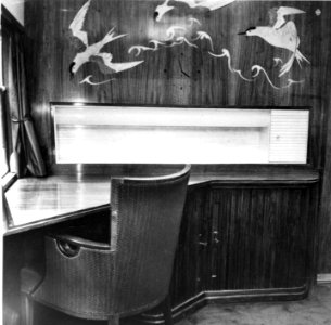 HUA-152310-Afbeelding van het bureau in de salon van het directierijtuig NS 20 ("Kameel") van de N.S