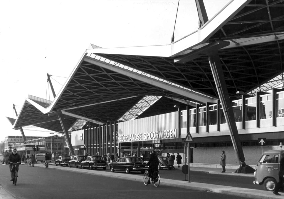 HUA-150723-Gezicht op een gedeelte van de voorgevel van het N.S.-station Tilburg te Tilburg