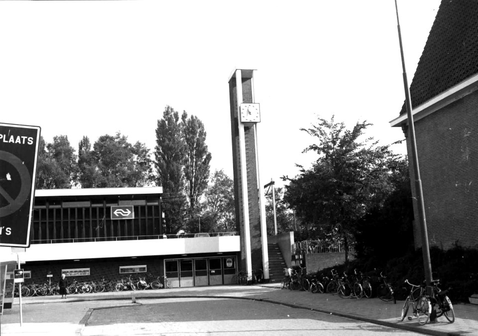 HUA-150820-Gezicht op een gedeelte van het NS station Weesp te Weesp