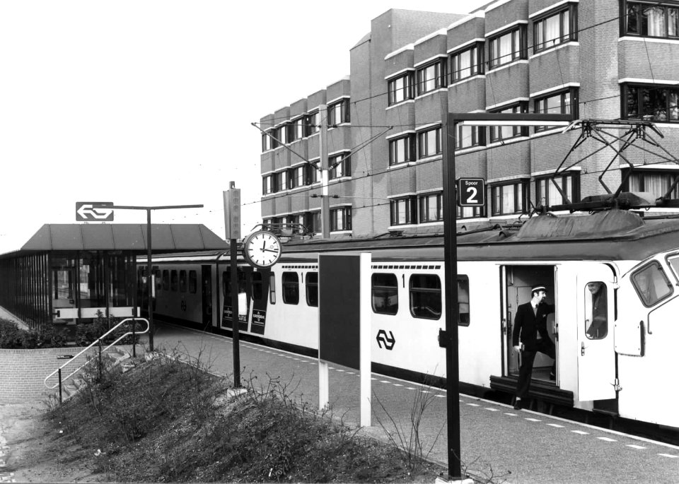 HUA-150755-Gezicht op het NS station Veenendaal Centrum te Veenendaal met langs het perron een electrisch treinstel mat 1954 van de NS