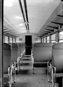 HUA-151244-Interieur van het diesel-electrische treinstel DE 2 nr. 61 ("Blauwe Engel") van de N.S. te Bilthoven- 3de klasse compartiment met doorlopende bagagerekken