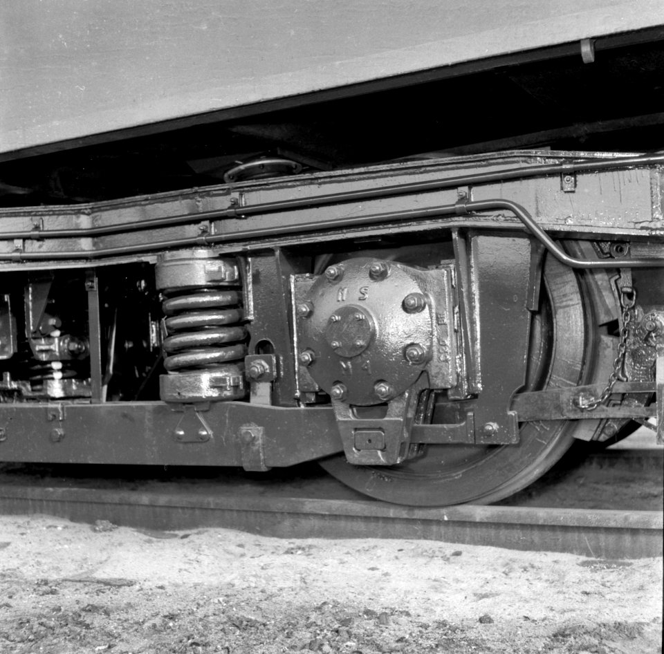 HUA-151689-Afbeelding van een draaistel met aspot van een electrisch treinstel Mat 1954 plan F van de NS te Utrecht