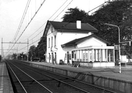 HUA-150804-Gezicht op de perronzijde van het N.S.-station Vught te Vught