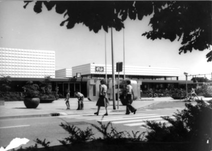 HUA-150706-Gezicht op een voetgangersoversteekplaats voor het N.S.-station Steenwijk te Steenwijk
