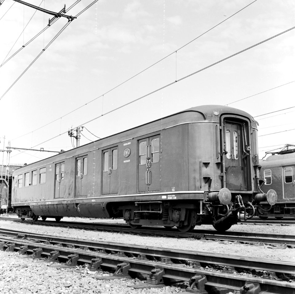HUA-152046-Afbeelding van het postrijtuig nr. NS P 7913 (Plan D) van de Nederlandse Posterijen bij de werkplaats Zaanstraat van de N.S. te Amsterdam