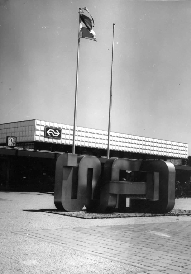 HUA-150708-Afbeelding van het kunstwerk voor het NS station Steenwijk te Steenwijk