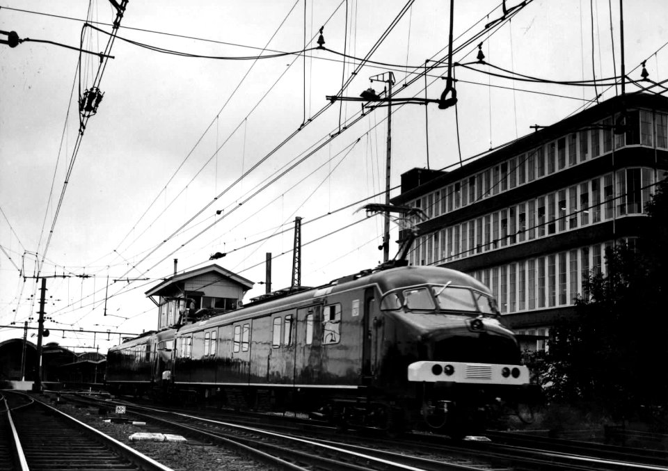 HUA-152049-Afbeelding van de twee nieuwe motorpostrijtuigen 3001 en vermoedelijk 3003 Plan mP van de PTT bij het NS station Utrecht CS