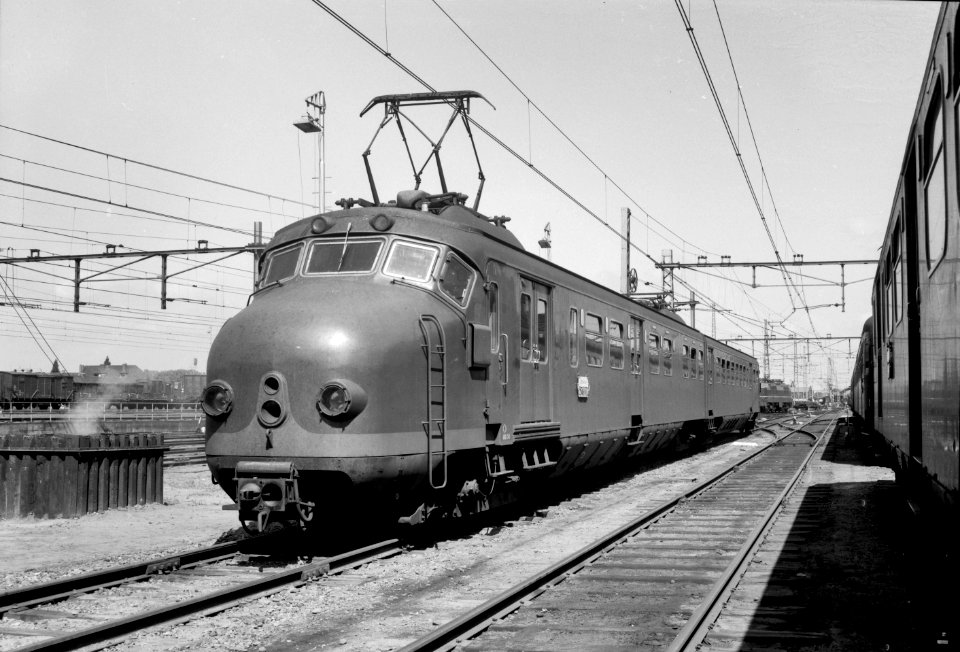 HUA-151692-Afbeelding van het electrische treinstel nr. 341 (Mat. 1954, plan G) van de N.S. te Utrecht