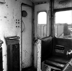 HUA-151610-Afbeelding van de cabine van de Engelse locomotief nr. E27002 (serie 1500) te Tilburg