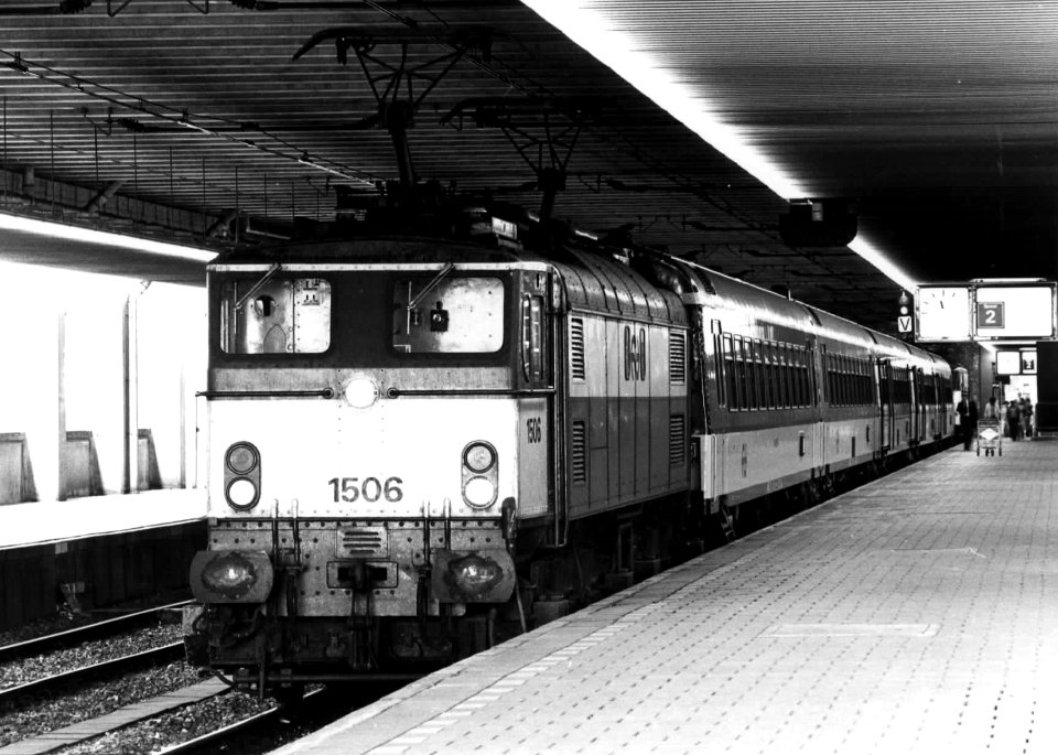 HUA-151975-Afbeelding van een rijtuig (Plan ICR) van de N.S. getrokken door de electrische locomotief nr. 1506 (serie 1500) van de N.S. op het N.S.-station Den-Haag C.S