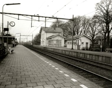 HUA-150802-Gezicht op de perrons en de perronzijde van het N.S.-station Vught te Vught