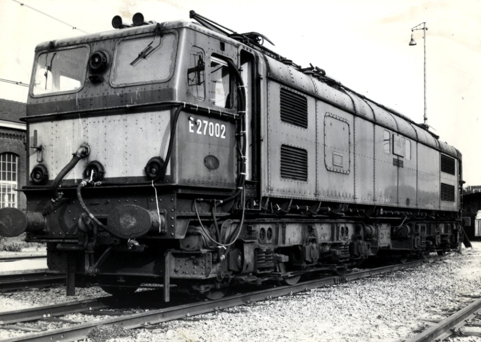 HUA-151604-Afbeelding van de Engelse locomotief nr. E27002 (serie 1500) bij de hoofdwerkplaats van de N.S. te Tilburg