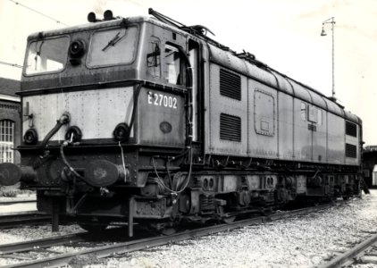HUA-151604-Afbeelding van de Engelse locomotief nr. E27002 (serie 1500) bij de hoofdwerkplaats van de N.S. te Tilburg