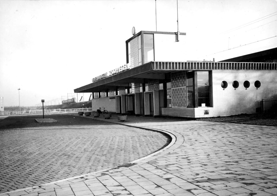 HUA-150785-Gezicht op de zij- en voorgevel van het N.S.-station Vlaardingen Oost te Vlaardingen