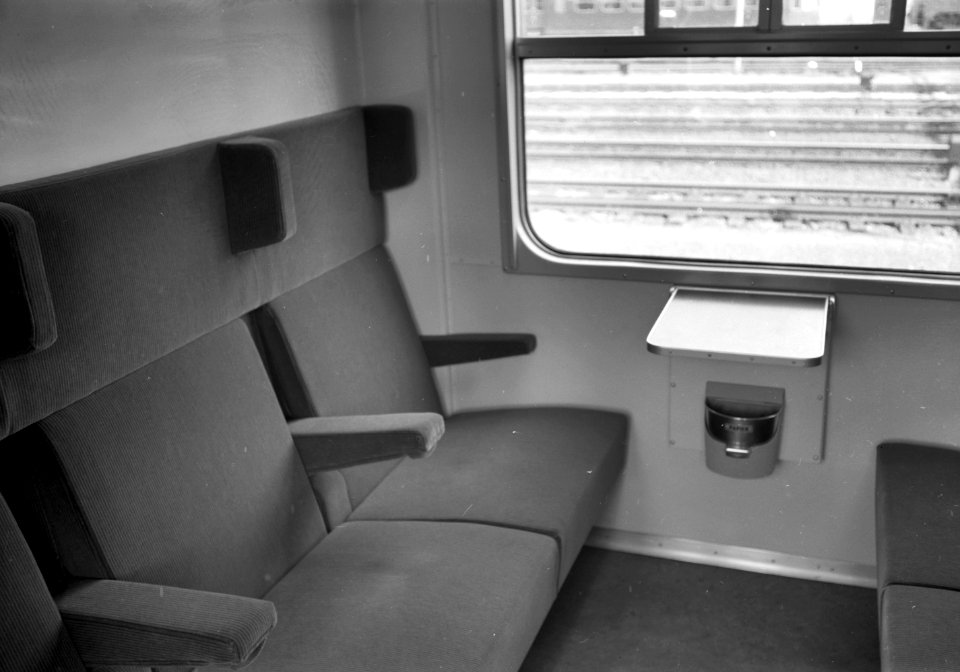 HUA-151912-Interieur van een coupé 1e klasse van het electrische treinstel nr. 501 (mat. 1964, plan TT "Treinstel Toekomst") van de N.S. te Arnhem