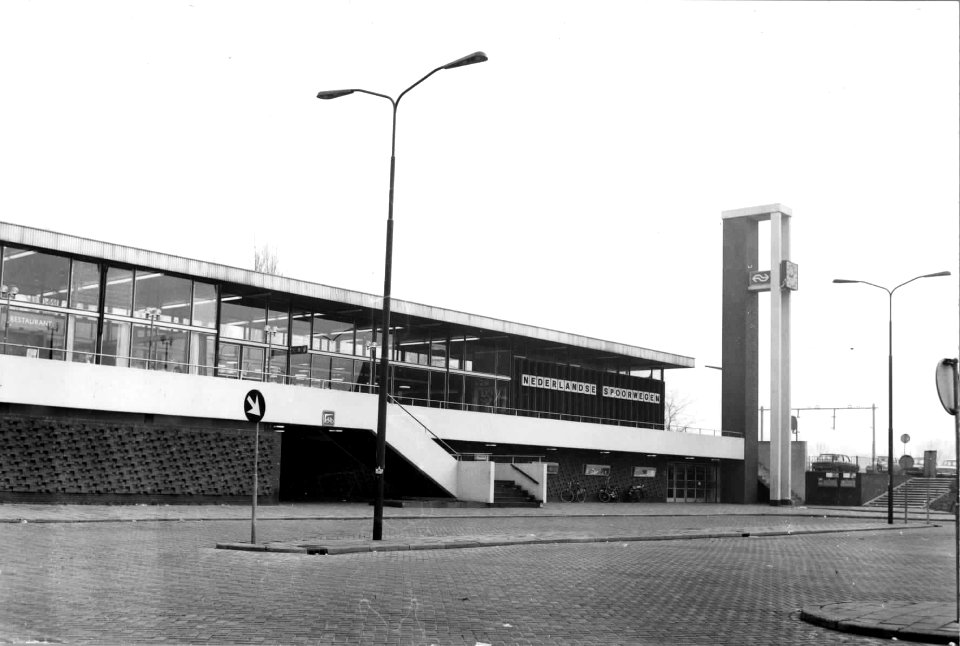 HUA-150824-Gezicht op een gedeelte van de voorgevel van het N.S.-station Weesp te Weesp