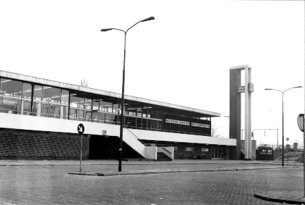 HUA-150824-Gezicht op een gedeelte van de voorgevel van het N.S.-station Weesp te Weesp