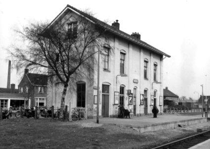 HUA-150831-Gezicht op de perronzijde van het N.S.-station Wehl te Wehl