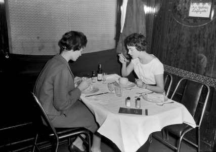 HUA-152221-Afbeelding van twee etende treinreizigsters in een restauratierijtuig