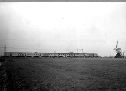 HUA-151052-Afbeelding van een electrisch treinstel plan T (mat. 1964) van de N.S. ter hoogte van Lisse