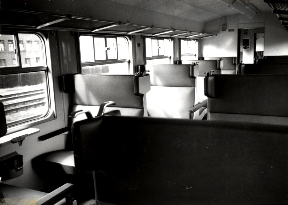 HUA-151915-Interieur 2e klasse van het electrische treinstel nr. 501 (mat. 1964, plan TT "Treinstel Toekomst") van de N.S. te Arnhem