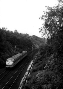 HUA-151055-Afbeelding van een electrisch treinstel mat 1964 plan V van de NS gezien vanaf het viaduct van de Schelmseweg te Oosterbeek