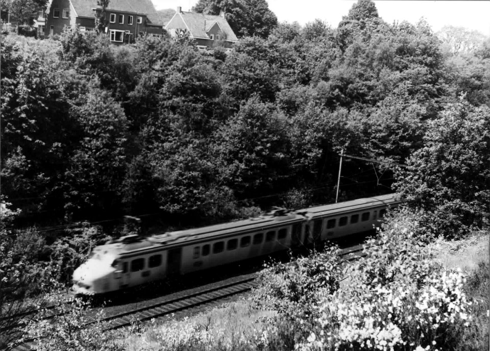 HUA-151057-Afbeelding van een electrisch treinstel mat. 1954 van de N.S. in de ingraving te Oosterbeek