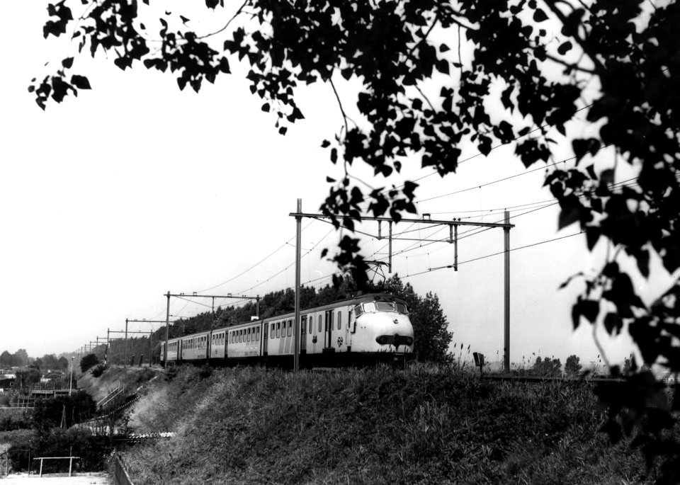 HUA-151070-Afbeelding van een electrisch treinstel mat. 1954 (plan P) van de N.S