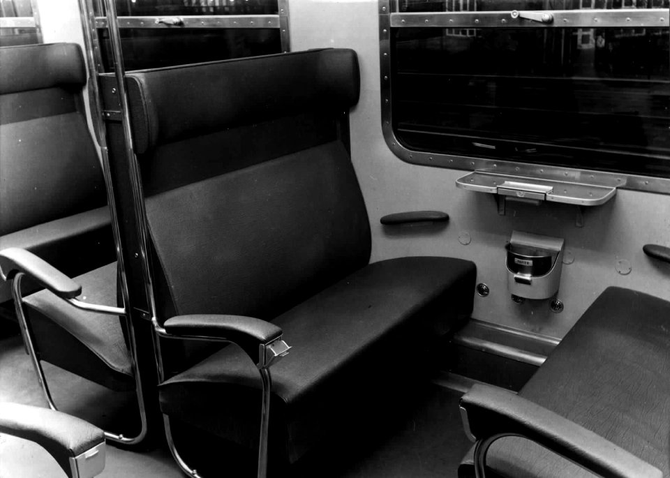 HUA-152099-Interieur 3e klasse van het rijtuig Nr. C 6601 (plan E, serie C 6601-6714) van de N.S. te Utrecht