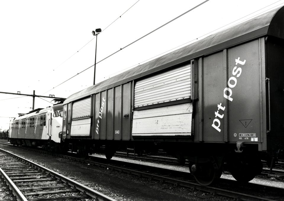 HUA-152071-Afbeelding van het motorpostrijtuig nr 3016 plan mP van de PTT met een postwagen type Hbbkkss te Sittard