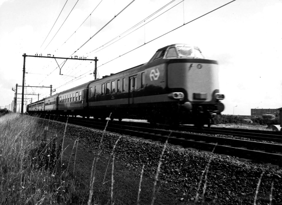 HUA-151063-Afbeelding van een electrische Benelux trek-duweenheid, bestaande uit een stuurstandrijtuig van de N.S. (wRDk, ex-plan D), 1e klasse rijtuigen van de N.M.B.S., 2e klasse rijtuigen van de N.S. (plan W)