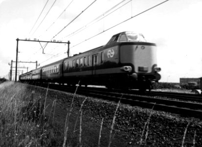 HUA-151063-Afbeelding van een electrische Benelux trek-duweenheid, bestaande uit een stuurstandrijtuig van de N.S. (wRDk, ex-plan D), 1e klasse rijtuigen van de N.M.B.S., 2e klasse rijtuigen van de N.S. (plan W)