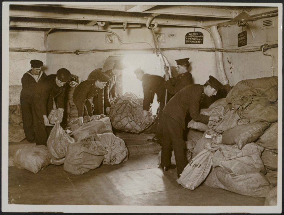 How the Fleet receives its mails. Discharging bags from Imperieuse into drift…, Bestanddeelnr 158-2660
