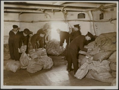 How the Fleet receives its mails. Discharging bags from Imperieuse into drift…, Bestanddeelnr 158-2660