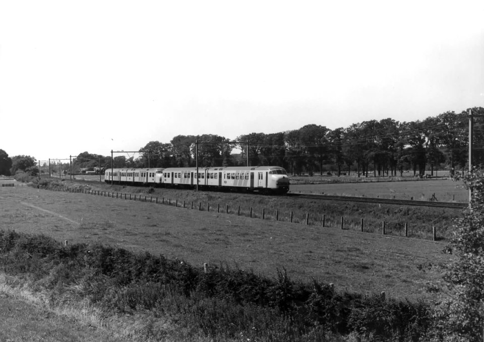 HUA-151069-Afbeelding van twee gekoppelde electrisch treinstellen mat. 1964 (plan V) van de N.S. tussen Utrecht en Bunnik